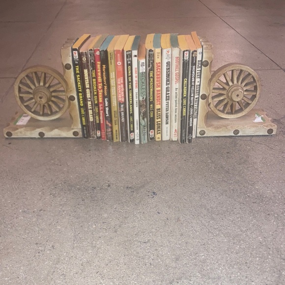 🏜📕 Seventeen Vintage Western Novels and Wagon Wheel Bookends 🐍📚 - Picture 1 of 9